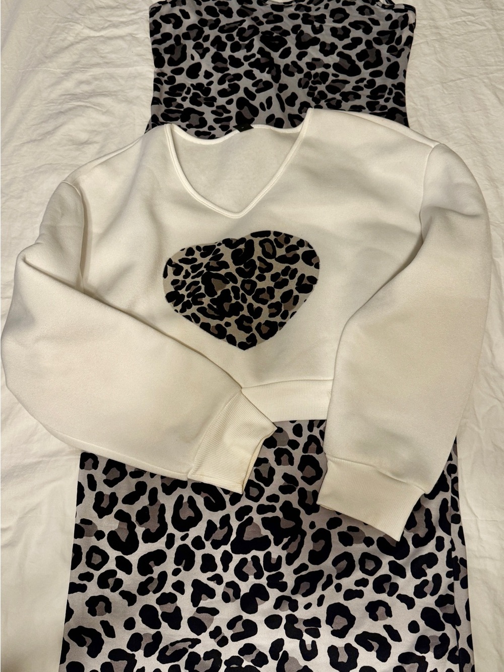 Chiquease 2pcs/Set Women's Stylish Leopard Print & Heart Design Sweatshirt
